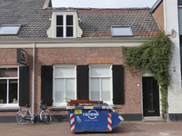 901754 Gezicht op de voorgevel van het pand Dorpsstraat 2 te Vleuten (gemeente Utrecht), dat gerenoveerd wordt.